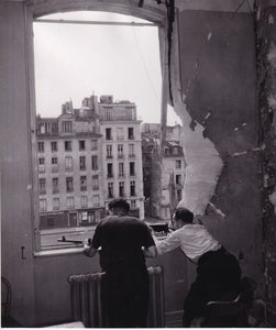 DOISNEAU (Robert). | Deux francs-tireurs postés à une fenêtre éventrée par le tir d'un char allemand.