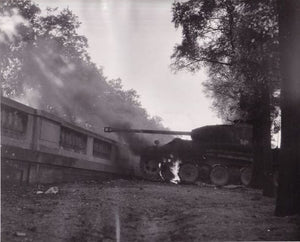 DOISNEAU (Robert). | Char allemand en feu au jardin des Tuileries. Photographie originale en tirage d'époque.