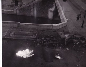 DOISNEAU (Robert). | Véhicule détruit par des bouteilles incendiaires, quai de Seine. Photographie originale en tirage d'époque.