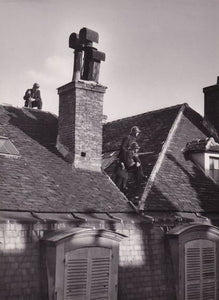 DOISNEAU (Robert). | Policiers sur les toits à la recherche d'un tireur isolé.