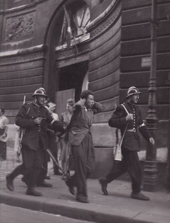 DOISNEAU (Robert). | Arrestation d'un agent de la Gestapo.