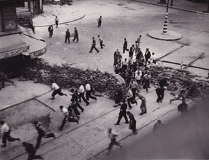 DOISNEAU (Robert). | Groupe de FFI et de civils courant derrière une barricade dressée à l'angle de la rue Saint-Jacques et du boulevard Saint-Germain. Photographie originale en tirage d'époque.