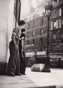 SAZO (Serge Sazonoff, dit Serge de). | Deux FFI surveillent l'angle de la rue Saint-Bon et de la rue de Rivoli, près de l'Hôtel de Ville. Photographie originale en tirage d'époque.